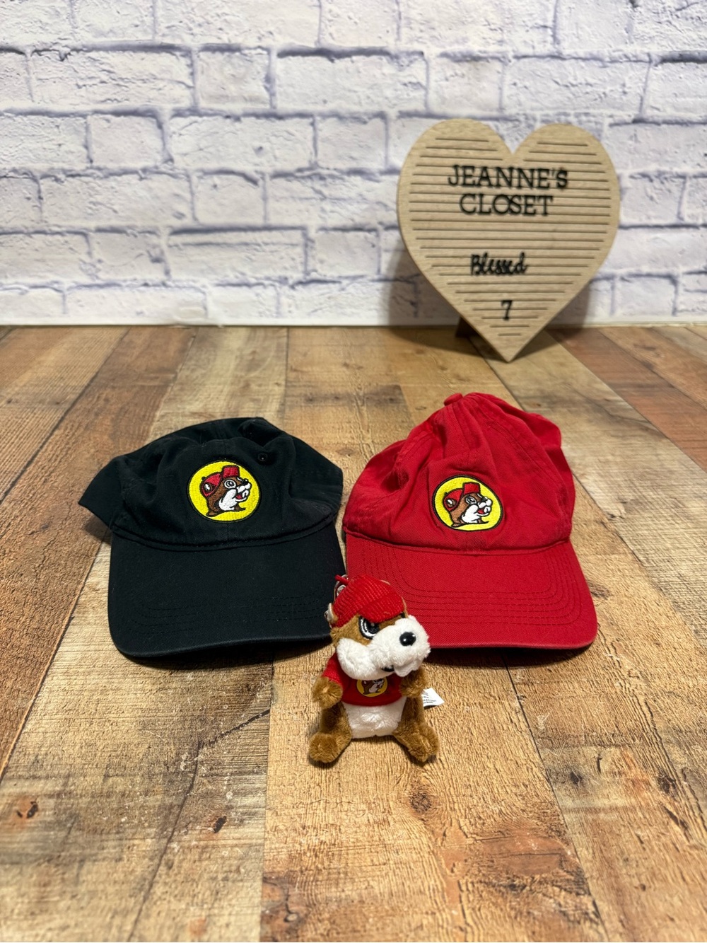Buc-ee’s bundle 2 hats and keychain